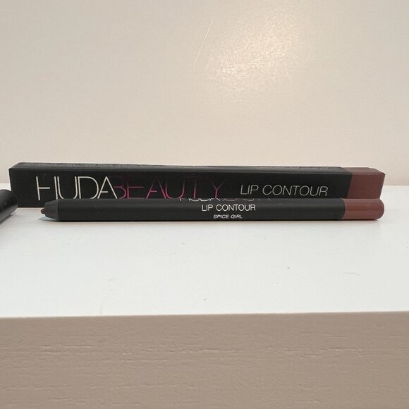 New Huda Beauty Lip Contour Liner in Spice Girl - Picture 1 of 3